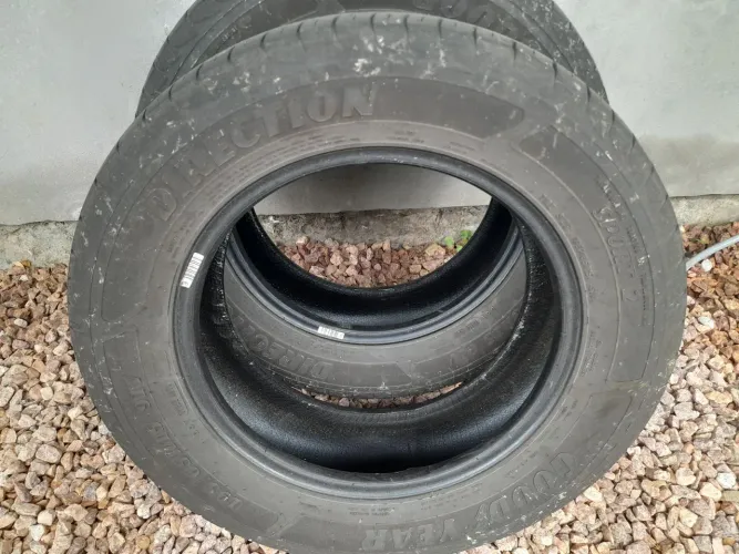 Vendo 2 pneus Goodyear 195/65 R15