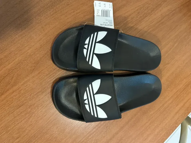 Chinelo preto Adidas