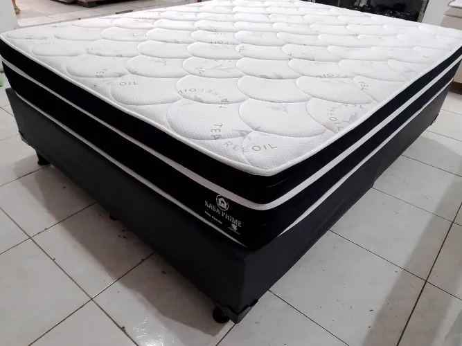 Cama Queen de Molas Ensacadas e com colchão da Montreal Semi Nova