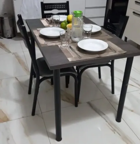 Conjunto de mesa com 4 cadeiras