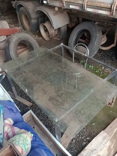 Vendo Uma Mesa de vidro
