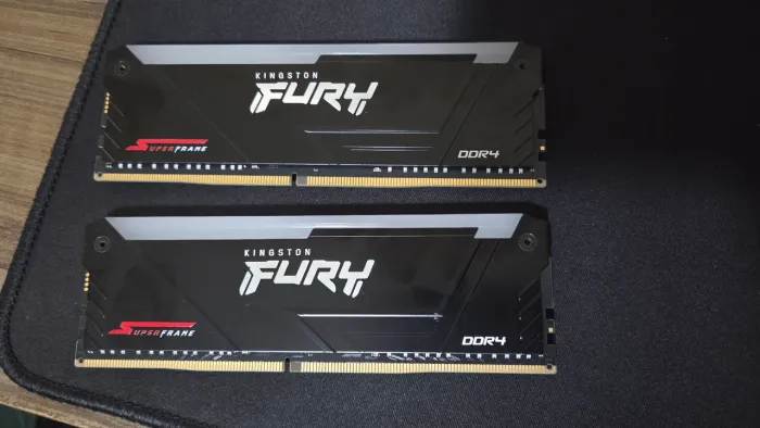 DUAS Memórias RAM DDR4 8GB Kingston