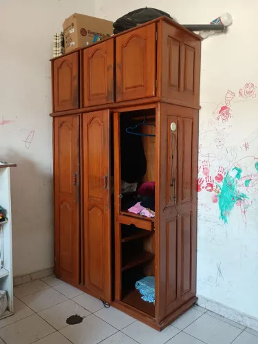 Guarda-roupa de madeira (madeira de lei);  vintage; antigo; com gavetas e porta-toalha.