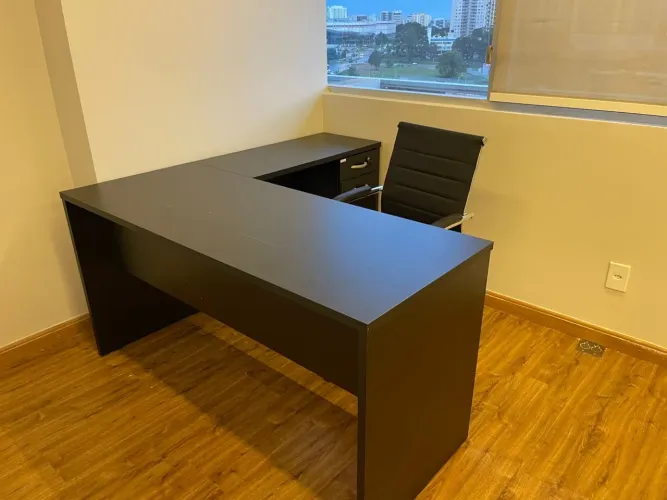 MESA DE ESCRITORIO COM GAVETAS 1.50x1.60 LOJA IKONOFFICE