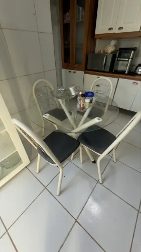 MESA COM 4 cadeiras