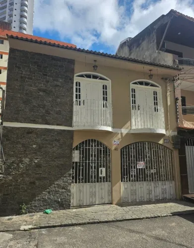 ALUGO CASA (NOS ALTOS) A DOIS PASSOS DA DOCA, BELÉM
