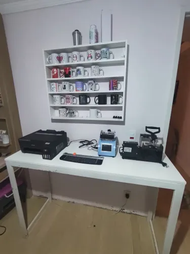 Mesa e máquinas para sublimação de canecas