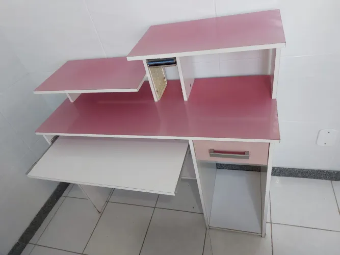 Escrivaninha para ela. Seminova