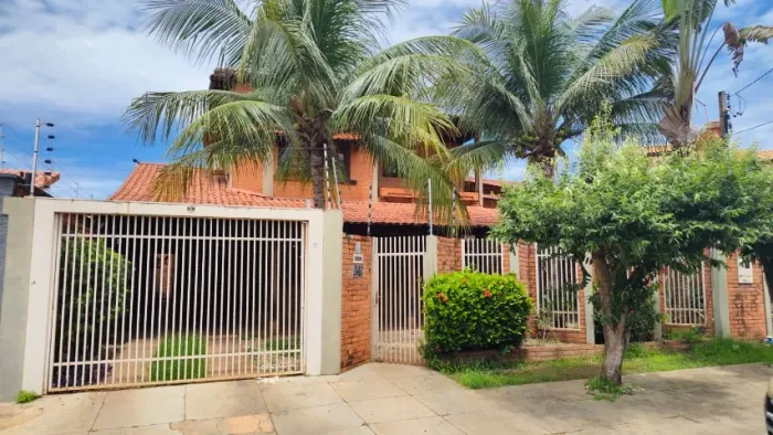 VENDE-SE CASA ALTO PADRÃO, QD 106 SUL, CENTRO DE PALMAS/TO