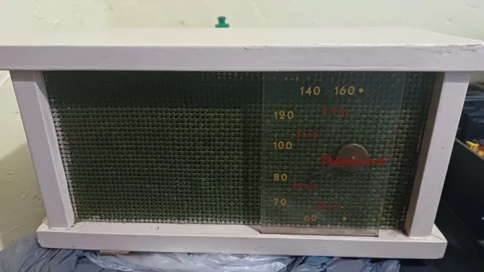 Rádio a Válvula marca Feigusun raridade com defeito. 