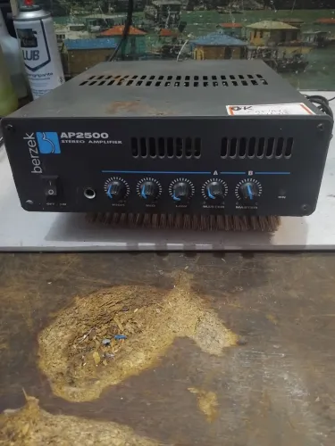 Amplificador Berzek AP 2500, funcionando.