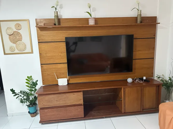 Rack com painel completo madeira 