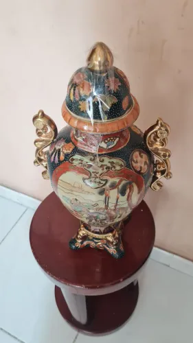 Pote anfora grande porcelana  alto relevo. 