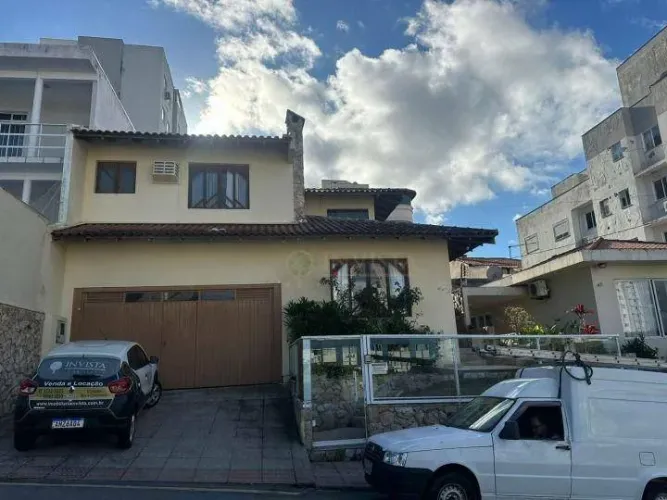 Casa com piscina e 4 quartos para Alugar em Barreiros, São José.