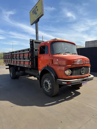 Caminhão Mercedes Benz L1513 bem conservado