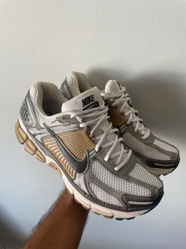 TÊNIS NIKE VOMERO 5