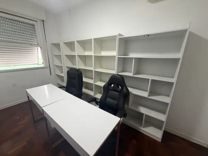 2 mesas, 2 cadeiras e 5 estantes para escritório.
