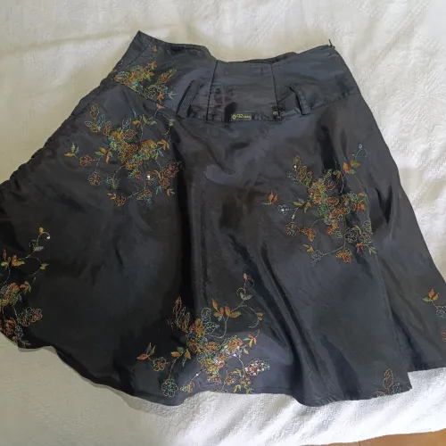 Saia Riany Bordados Florais Coloridos E Detalhes Em Lantejoulas