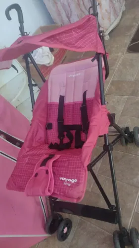 Carrinho de bebê Umbrella rosa.