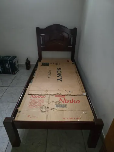 Cama de solteiro de madeira boa
