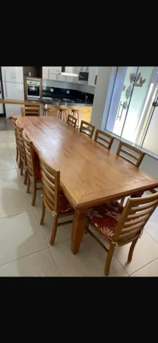 Vendo jogo de mesa e 10 cadeiras de madeira de demolição 