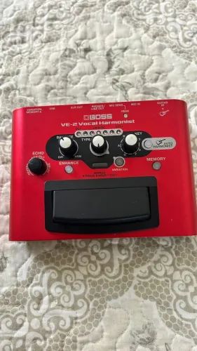 Boss VE-2 - Vocal Harmonits segue os acordes do violão