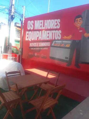 Meses com 5 cadeiras de madeiras nova em perfeita qualidade