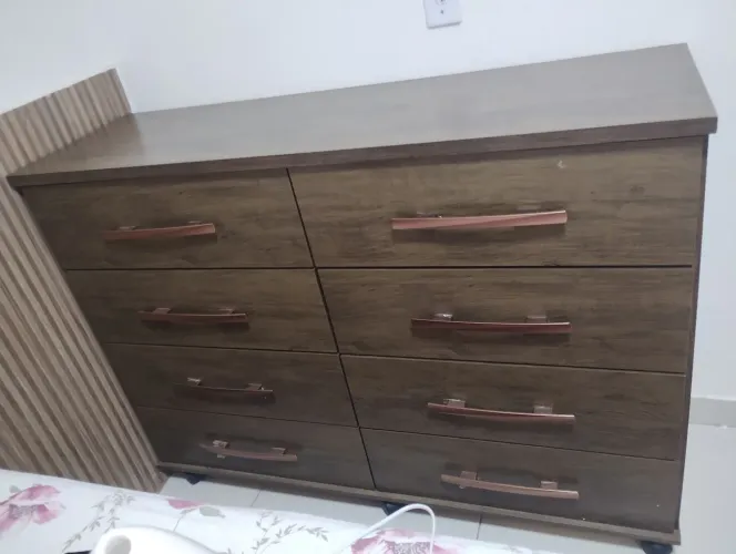 Vendo cômoda de 8 gavetas