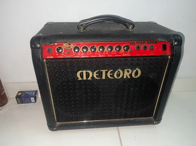 Cubo de guitarra e baixo meteoro demolidor.