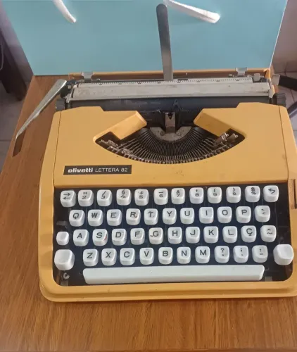 Máquina de escrever Olivetti Lettera 82