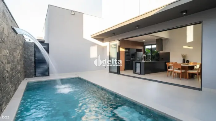 Casa Térrea de Alto Padrão à Venda em Condomínio Fechado