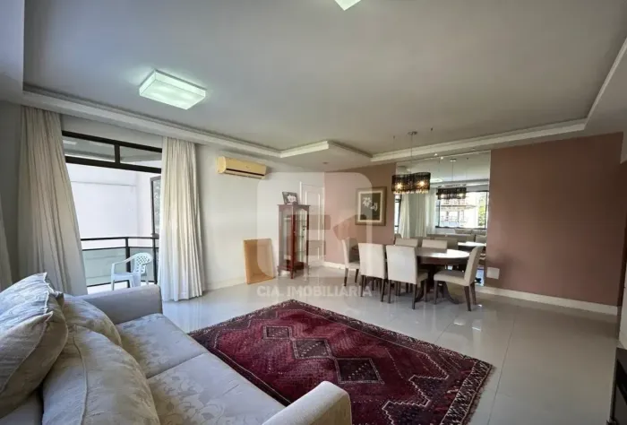 Apartamento de 3 quartos com 144m² à venda no Centro de Florianópolis.
