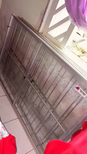 Janela de correr de alumínio brilhante com grade integrada
