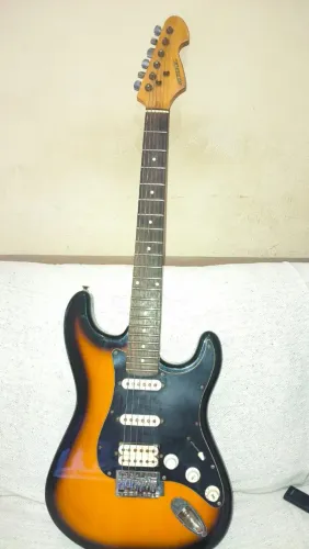 Guitarra strato caster Michael 