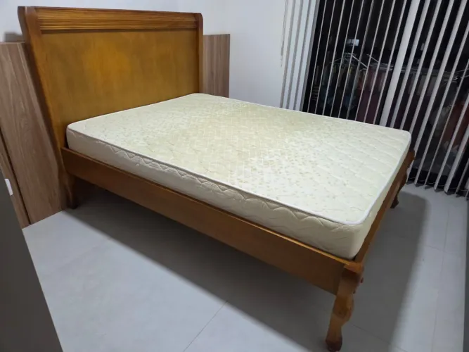 Cama casal de madeira com colchão ortocrim D33