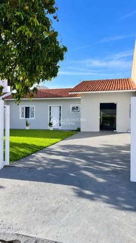 Casa com 3 quartos e 200m² à venda em Carianos, Florianópolis.