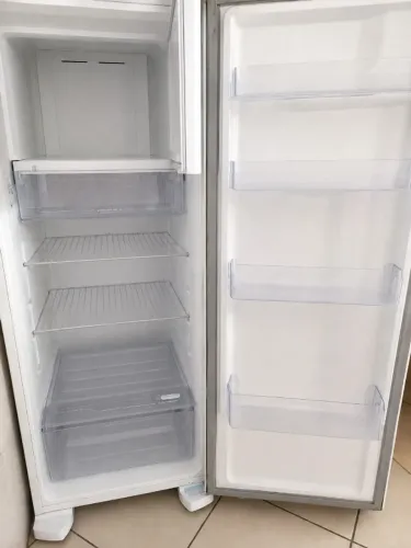 Geladeira Electrolux RE31 240L 1 Porta - Funcionando