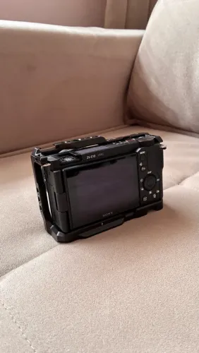 Câmera Sony ZV-E10 4K + Lentes 16-50mm e 18-200mm OSS + Cage SmallRig + Baterias
