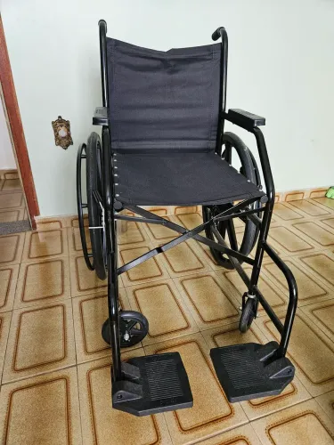 Cadeira de rodas semi nova