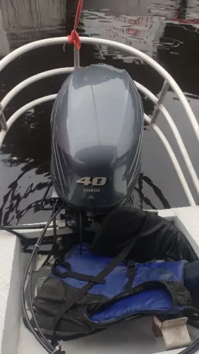 Motor yamaha 40 HP 4 tempo.