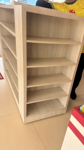 Gôndola central dupla face em MDF para exposição de produtos.