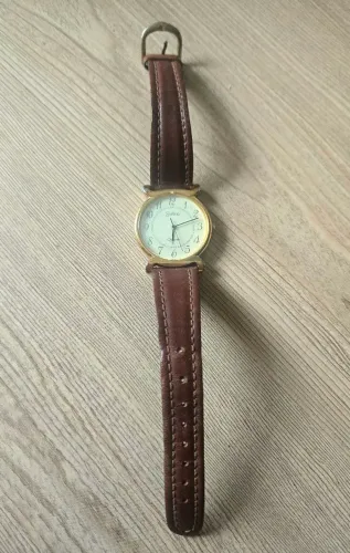 Relógio Sutton (movimento Quartz, com caixa dourada e pulseira de couro marrom)