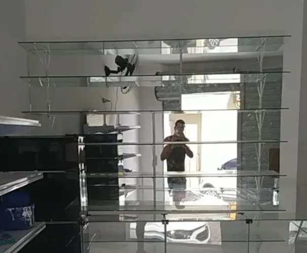 Prateleiras de vidro com espelho