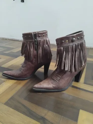 Bota  couro número 36
