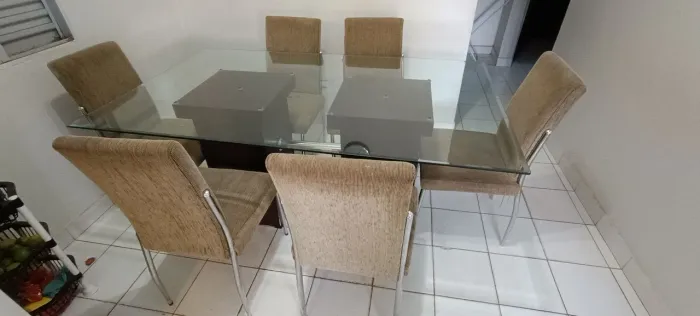 Mesa de vidro com 6 cadeiras