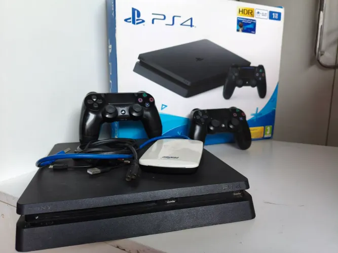 PlayStation 4 Slim 1TB + 1TB (HD externo) + 2 controles