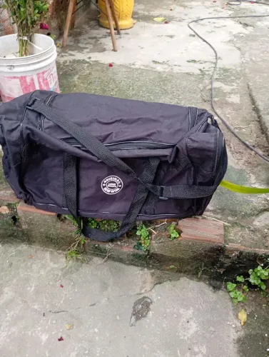 Sacola de viagem tamanho GG preta 80,00 pra vender logo muito grande cabe muita coisa