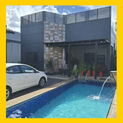CASA COM PISCINA Á VENDA PRÓX. DE TUDO !!!