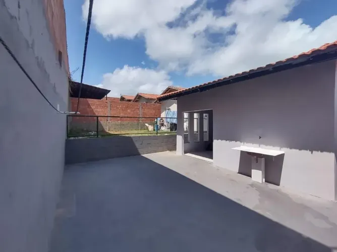VENDE- SE CASA NO IRANDUBA, CONDOMÍNIO FECHADO COM 2 QUARTOS.