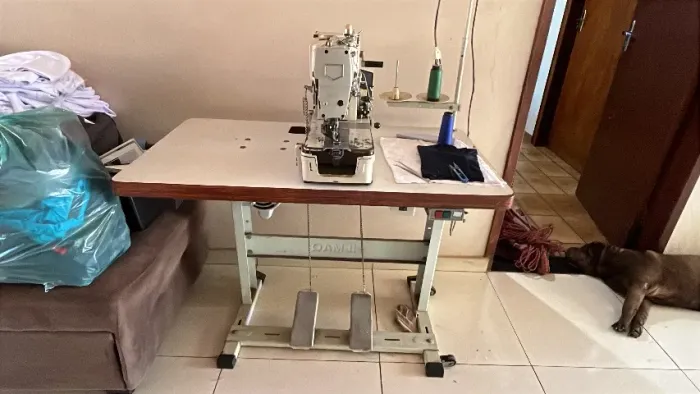 Máquinas caseadeira e botoneira